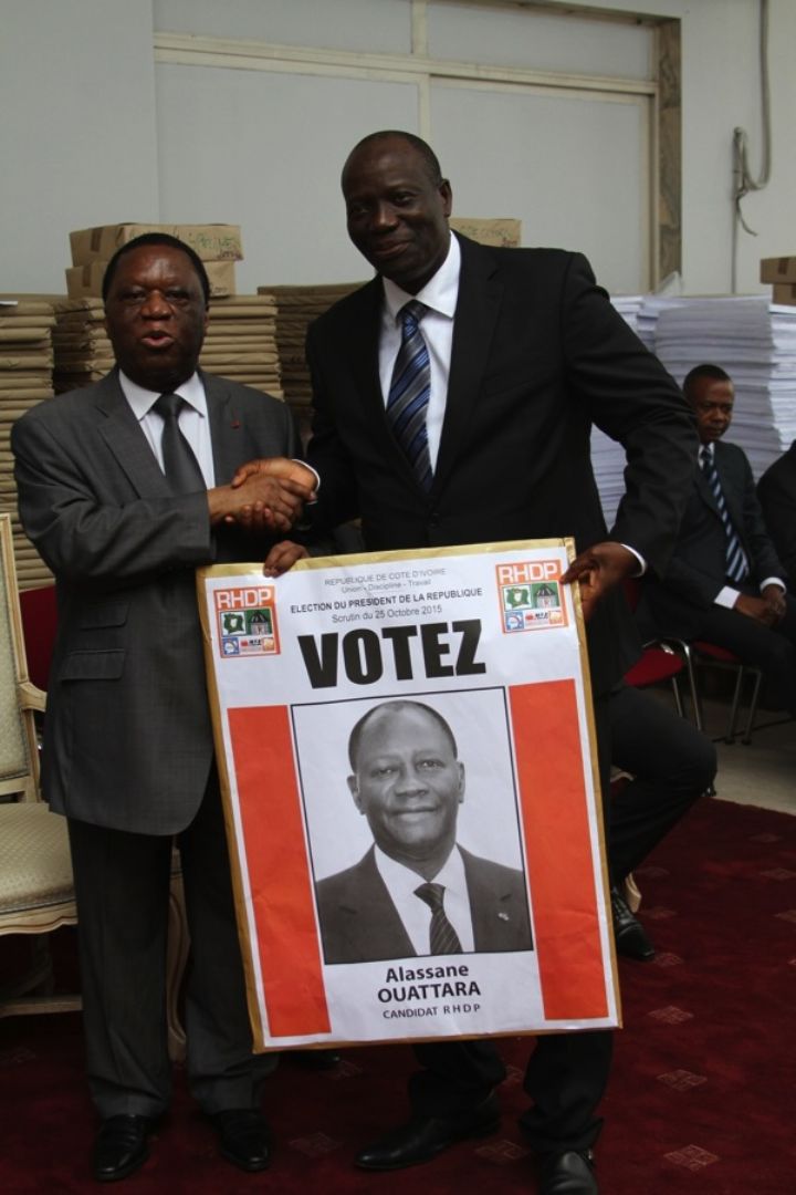 Présidentielle 2015 : la CEI remet des documents électoraux aux candidats