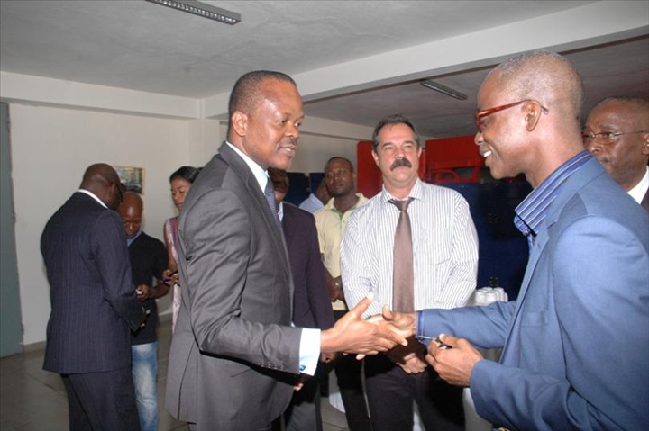 Présentation du nouveau car du Séwé: Alain Lobognon félicite Eugène Diomandé