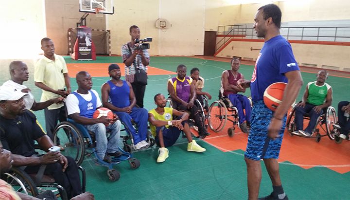 Le basketteur américain, Tommy Davis enseigne aux jeunes et aux personnes handicapées le leadership à travers le sport