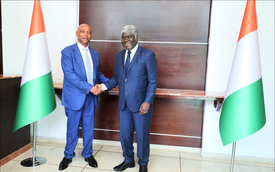 Sports - football : le Premier Ministre Beugré Mambé reconnaissant à la CAF pour le Awards 2023 remis au Président Alassane Ouattara