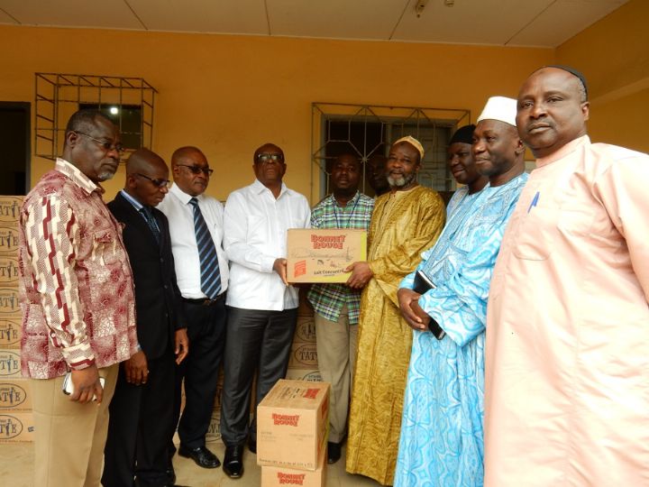 Don de sucre / Le maire Ezaley offre 3,5 tonnes de sucre et 20 cartons de lait