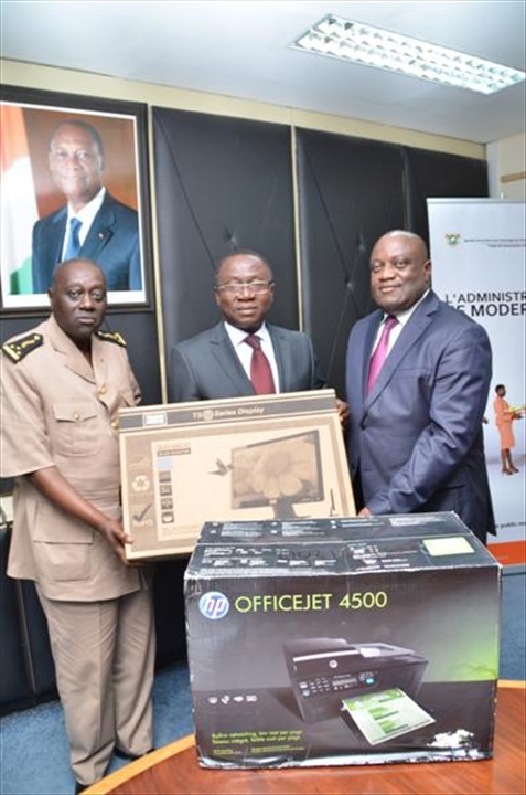 Don - Le Ministère des Ntic équipe la préfecture de Yamoussoukro et la mairie de Tiébissou  en ordinateurs.