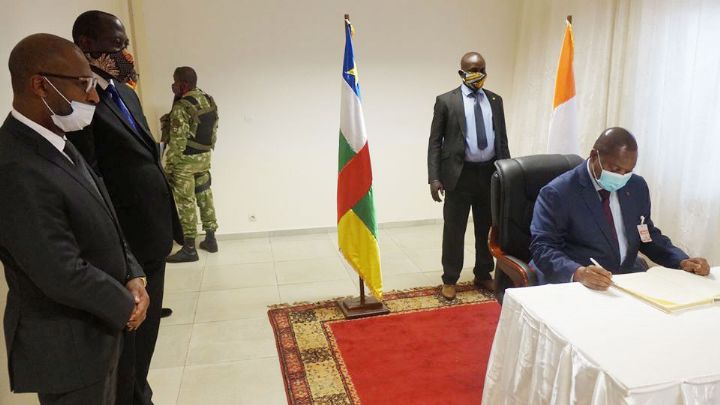 Signature des livres de condoléances à l’ambassade de la Guinée-Equatoriale et au consulat de la Côte-d’Ivoire
