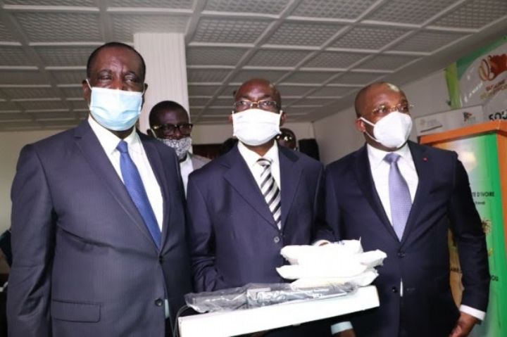 Visite d’Etat dans le Moronou: Le ministre du Tourisme fait don de kits sanitaires COVID 19 aux hôteliers de Bongouanou