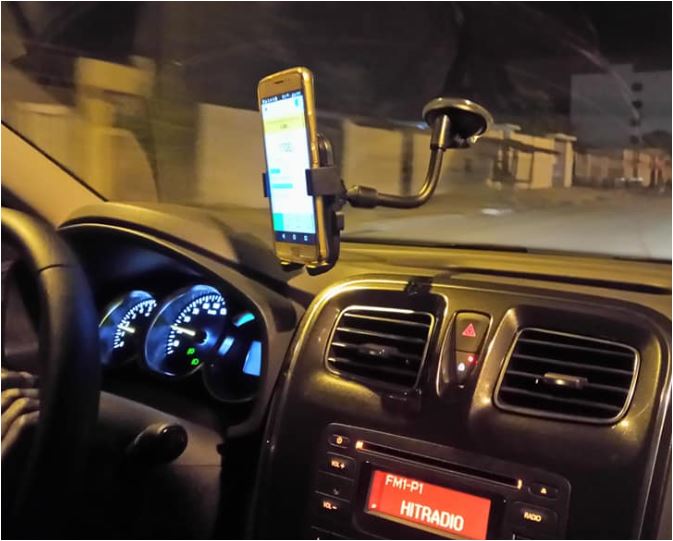 Tra Lou Sonia, conductrice de Taxi Yango à Abidjan avec le BTS en poche