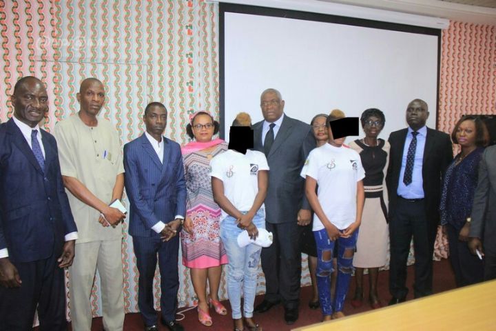 Lutte contre la traite des enfants : La ministre Euphrasie Yao remet deux nigérianes à leur ambassade à Abidjan