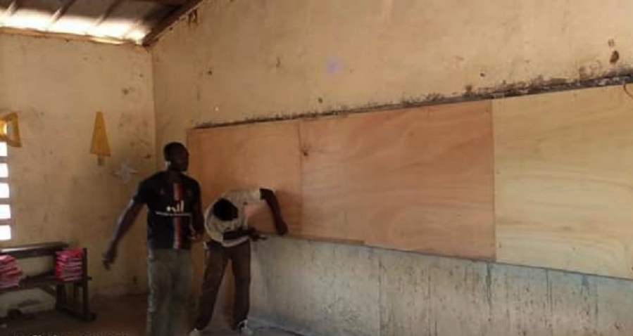 Un agriculteur fait des travaux de rénovation à l'EPP Latokaha