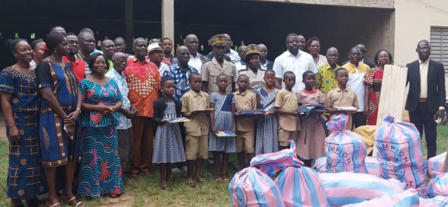 Un cadre offre des kits scolaires et des tables-bancs offerts à des écoles primaires de M’Bahiakro