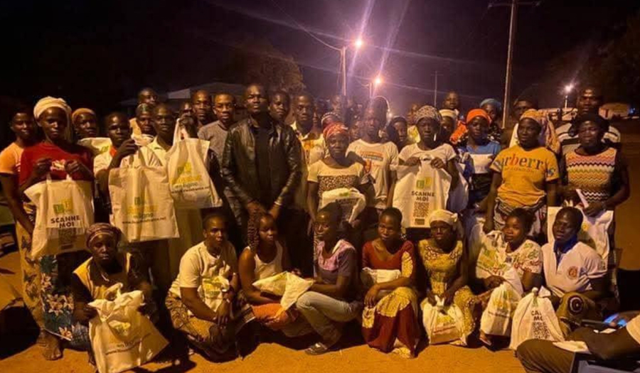 Une association de jeunes remet des kits scolaires à des auditeurs des cours d'alphabétisation à Sélilékaha