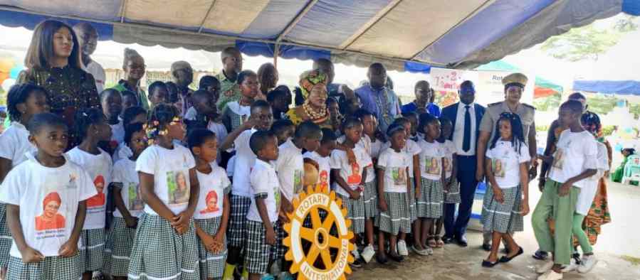 Une bibliothèque du Rotary club Abidjan-Biétry à l'école NDA de Grand-Bassam