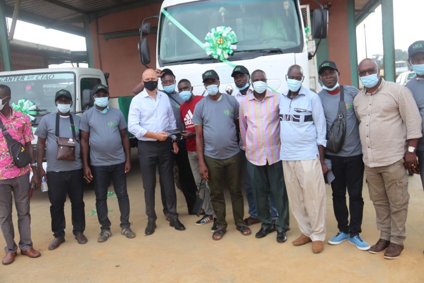 Une entreprise de caoutchouc dote ses coopératives de véhicules de transport de fonds de tasse