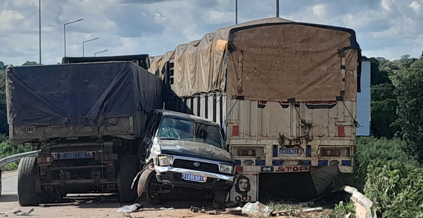 Une voiture prise en sandwich dans un accident de la circulation à Niakara