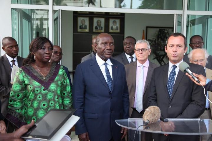 Le premier ministre Duncan reçoit la Charte des ONG sur l’accès à l’eau potable