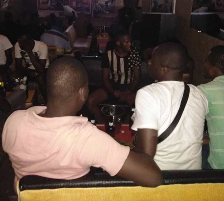 Un bar bondé de monde à Abidjan en violation des gestes barrières fermé