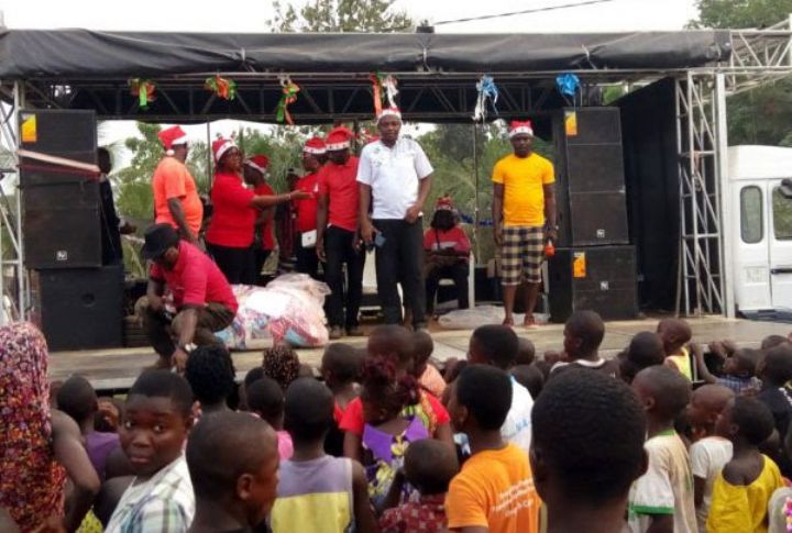 Le nouveau maire de Sikensi offre des cadeaux à des enfants de sa commune