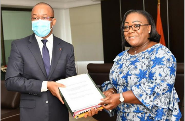 Anne Ouloto remet les dossiers de la Modernisation au secrétaire d’Etat Brice Kouassi