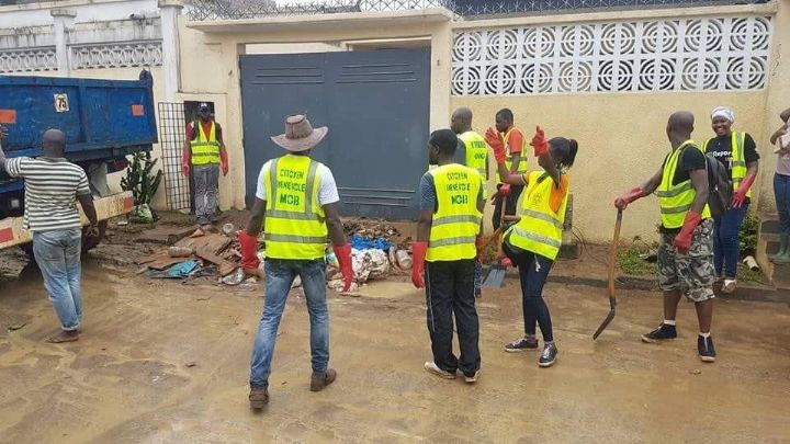 Insalubrité : La Mob Team, des bénévoles qui nettoient les rues d’Abidjan
