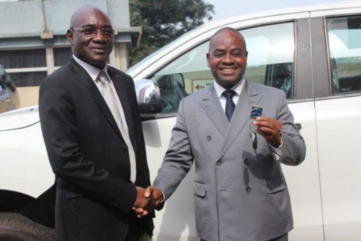 Le Conseil du coton et de l’anacarde remet un véhicule à l’ARRE