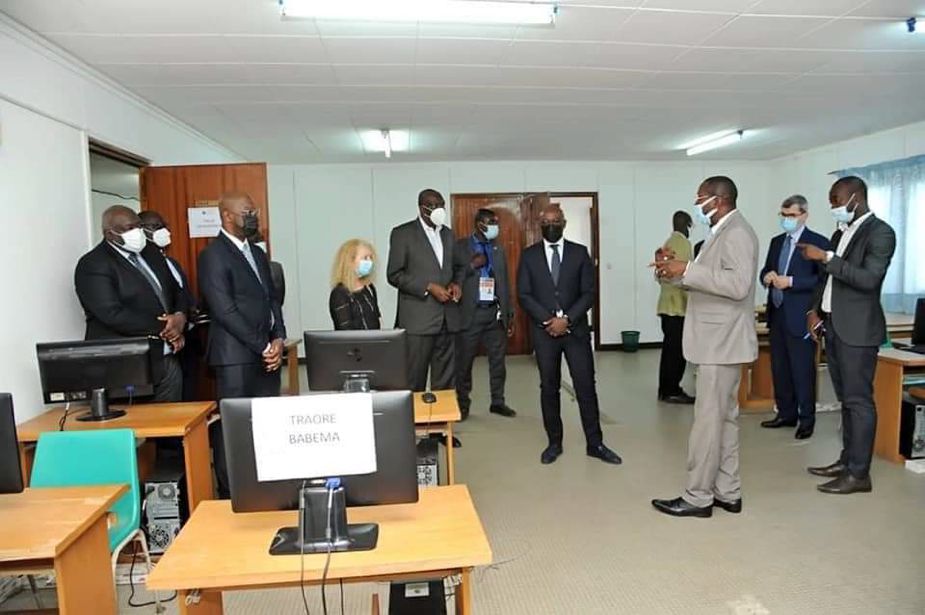 UPU 2021 : le Directeur des affaires européennes et internationale de Poste France effectue une visite à l'EMSP à Abidjan