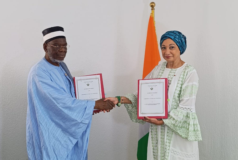 Valorisation et préservation du patrimoine documentaire islamique: la ministre Françoise Remarck et le président du COSIM, Cheikh Aïma Diakité, signent une convention