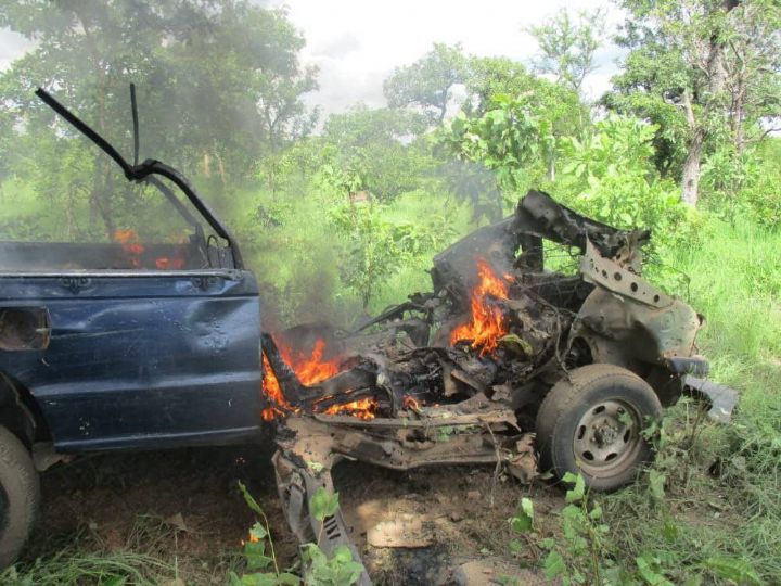 Un pick-up de la gendarmerie ivoirienne endommagé par un engin explosif improvisé
