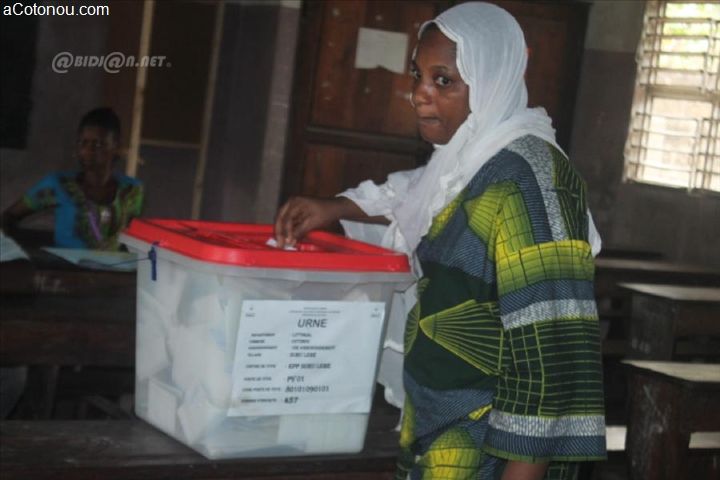 Présidentielle au Bénin: les électeurs aux urnes