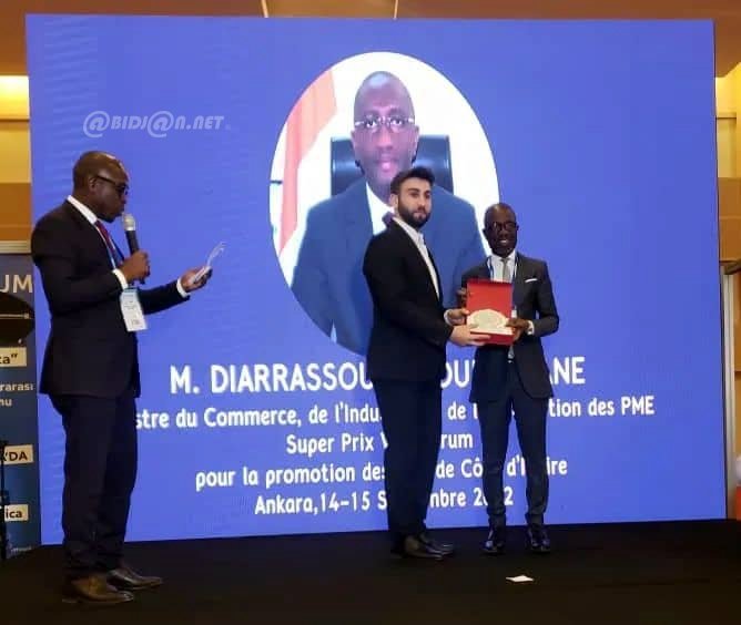 World Coopération industries forum 2022 en Turquie : le ministre Souleymane Diarrassouba et le PCA de la Mutuelle des agents du ministère du commerce reçoivent un prix 