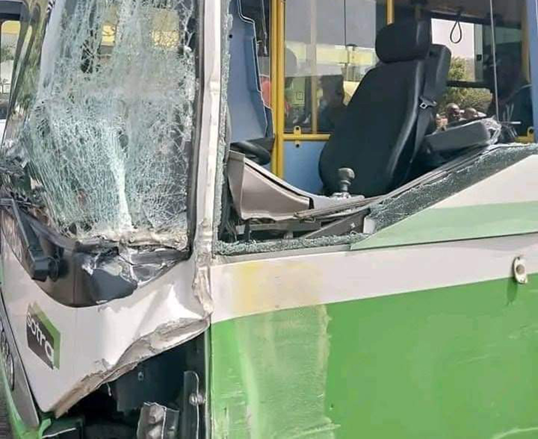 Yamoussoukro : un autobus de la SOTRA percuté par un camion de transport de sable