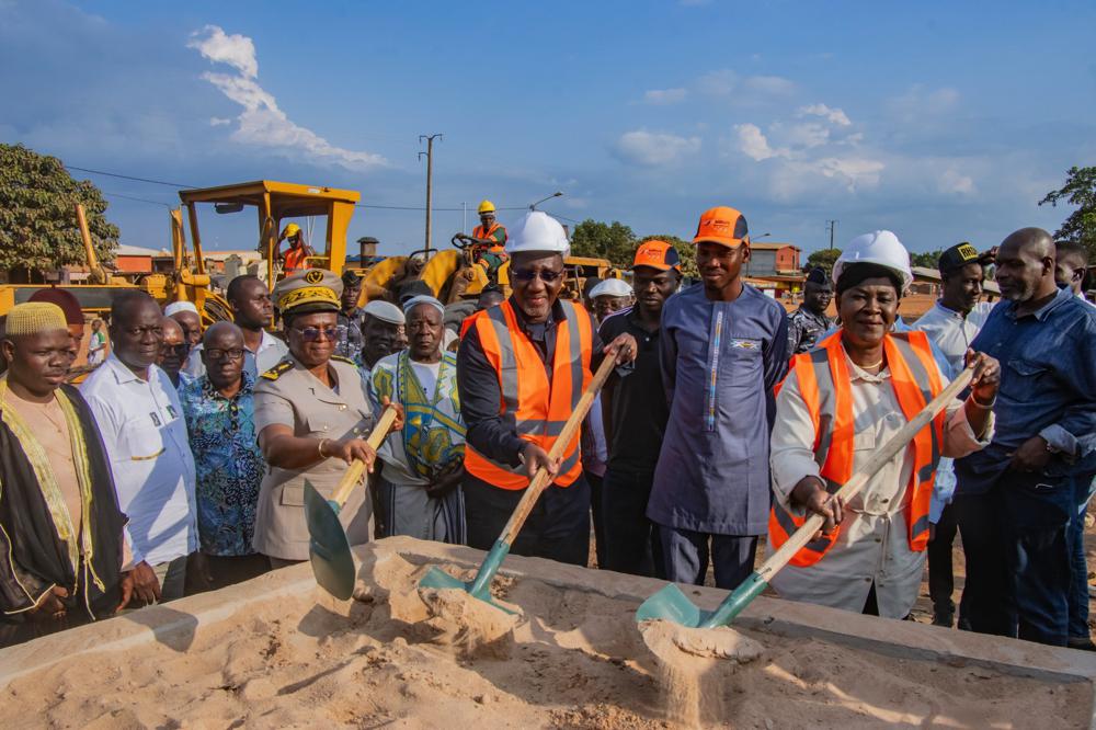 Yamoussoukro/Voirie : le Ministre Souleymane Diarrassouba lance les travaux de reprofilage lourd des rues de Kokrenou