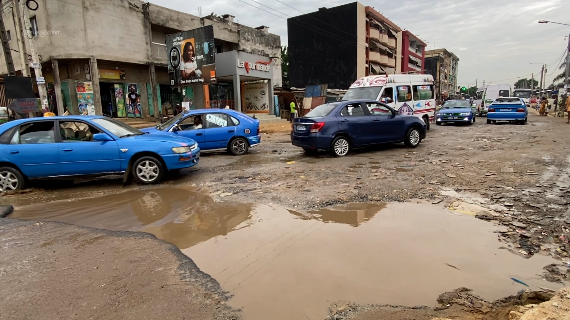 Yopougon : des routes en mauvais état dans le quartier Magasin, les usagers tirent la sonnette d’alarme