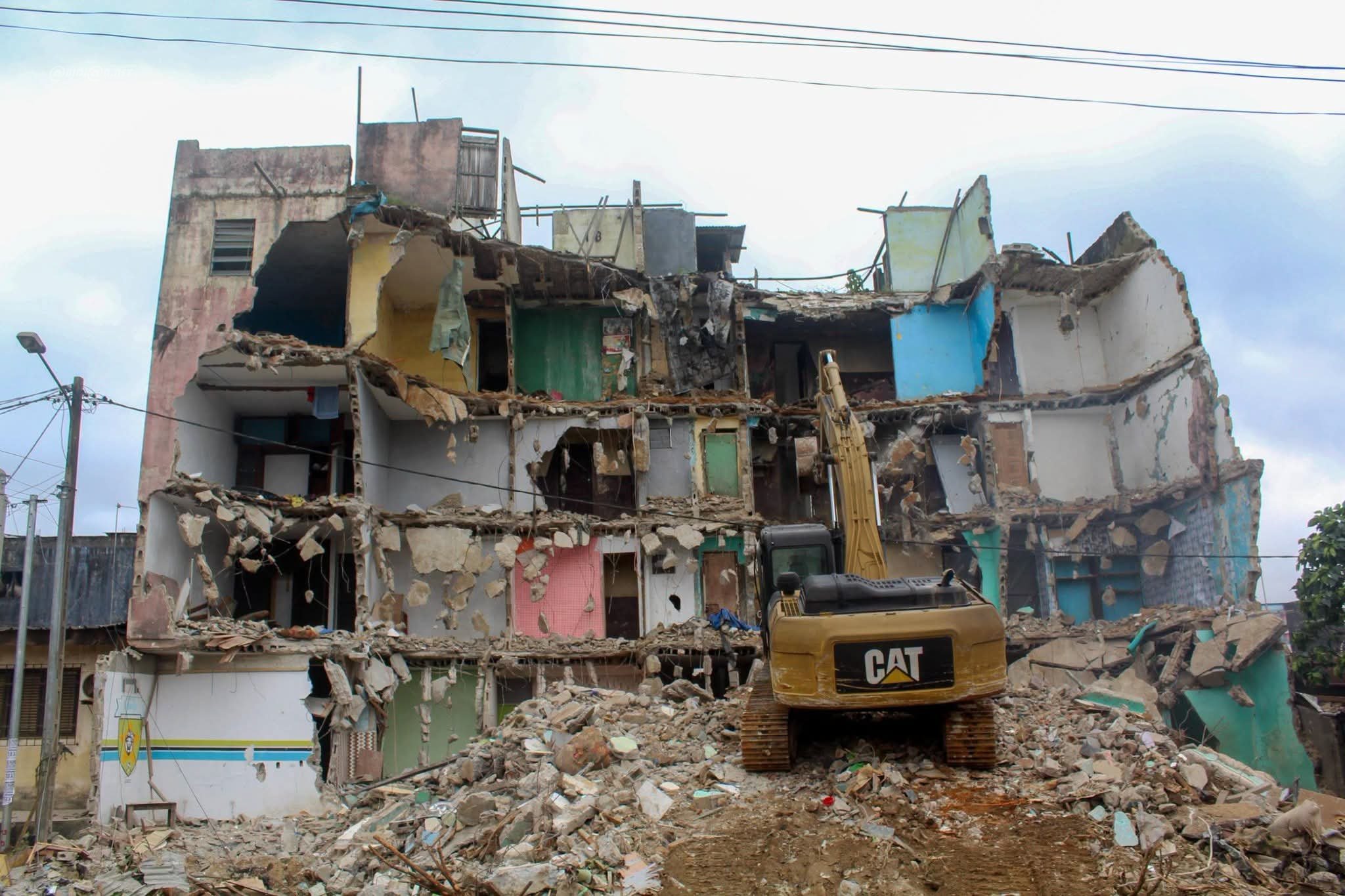 Yopougon : un immeuble R+4 menaçant ruine démoli à Wassakara pour prévenir les risques
