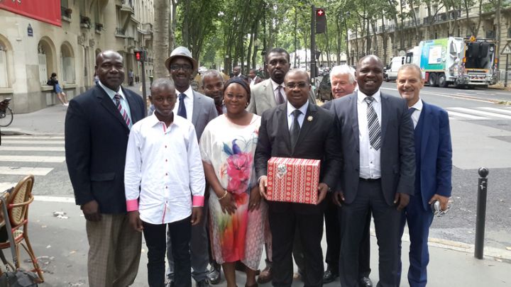 Le député Zié Coulibaly échange avec ses collaborateurs à Paris