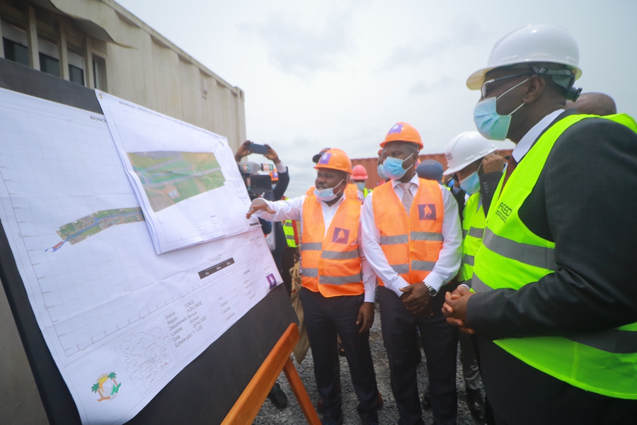 Zone industrielle de Bonoua : le Ministre Souleymane Diarrassouba procède au lancement des travaux de drainage des eaux pluviales et usées