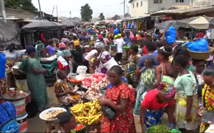 Bingerville : un marché installé sur la voie publique entre désordre et ...