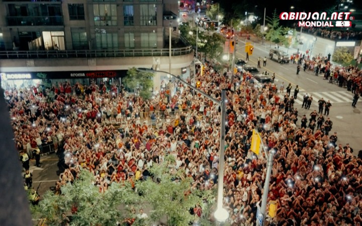 Les supporters portugais se rassemblent devant l'hôtel de l'équipe, salués par Ronaldo