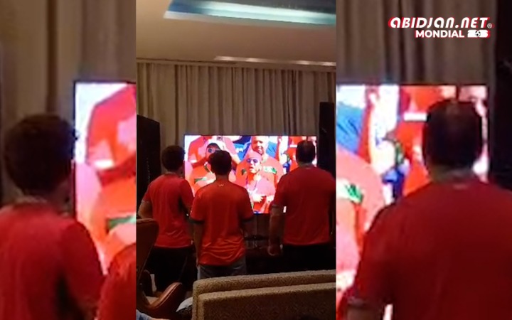 Mondial2026- France vs Maroc une communauté marocaine assiste au match dans le hall d'un hôtel.