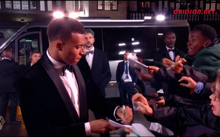 Tapis rouge du Ballon d'Or : Mbappé et Diomandé sous les flashs des photographes. 