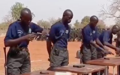 Record de rapidité: Mikaïlou Zerbo, élève policier, démonte en 20s la Kalachnikov et 9s pour le PA.