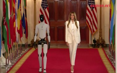Melania Trump escortées par un robot humanoïde, alimenté par l’IA à l'East Room