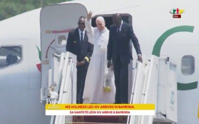Le pape Léon XIV arrive à Bamenda dans la ville du Cameroun