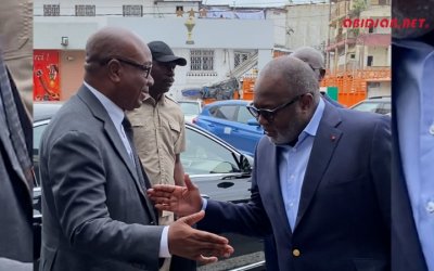 La poignée de main originale d'Idriss Diallo à son arrivée au siège.