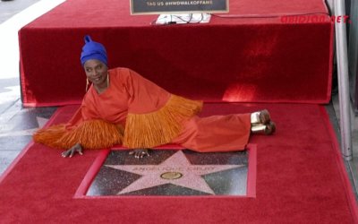 Angélique Kidjo devient la première chanteuse africaine à avoir son étoile sur le walk of famé d’Hollywood.