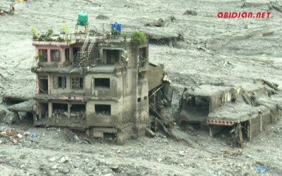 Une semaine après les crues, un village népalais toujours recouvert de boue.