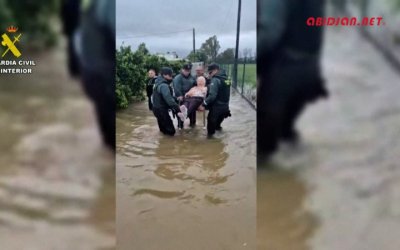 Inondations en Espagne: des familles et des personnes âgées secourues.