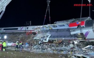 Les équipes de secours continuent leurs opérations sur le site de la collision de trains.